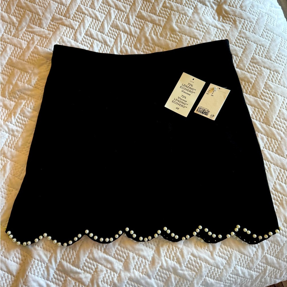 H&M Black Knit Scalloped Mini Skirt With Pearls Size Small